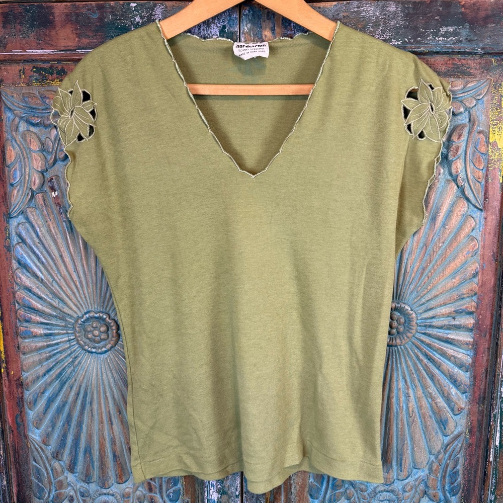 Vintage cap sleeve avocado green appliqué shirt